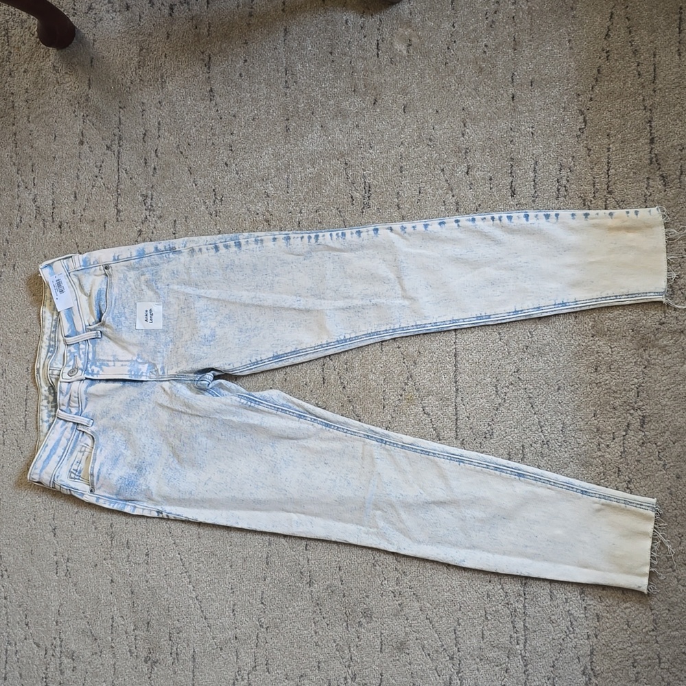 Old navy Acid Wash Jeans, size 4, ankle length, NWT